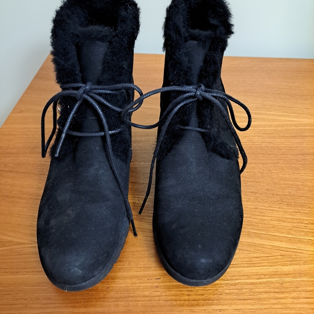 Women's Never worn Ugg black sued shearlng lined booties size 7